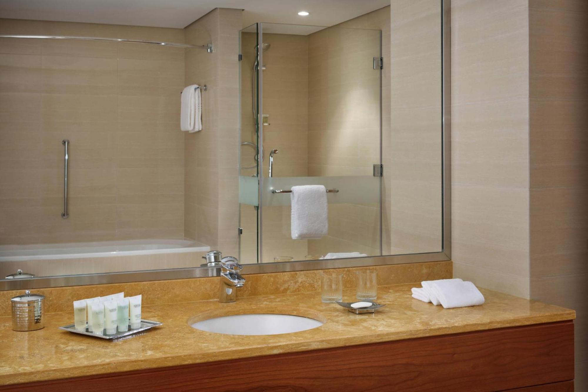 Courtyard By Marriott Kuwait City Esterno foto