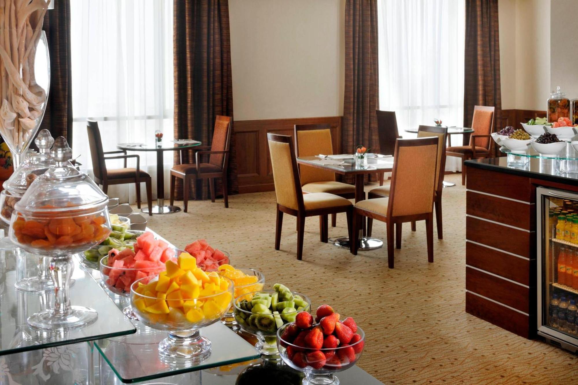 Courtyard By Marriott Kuwait City Esterno foto