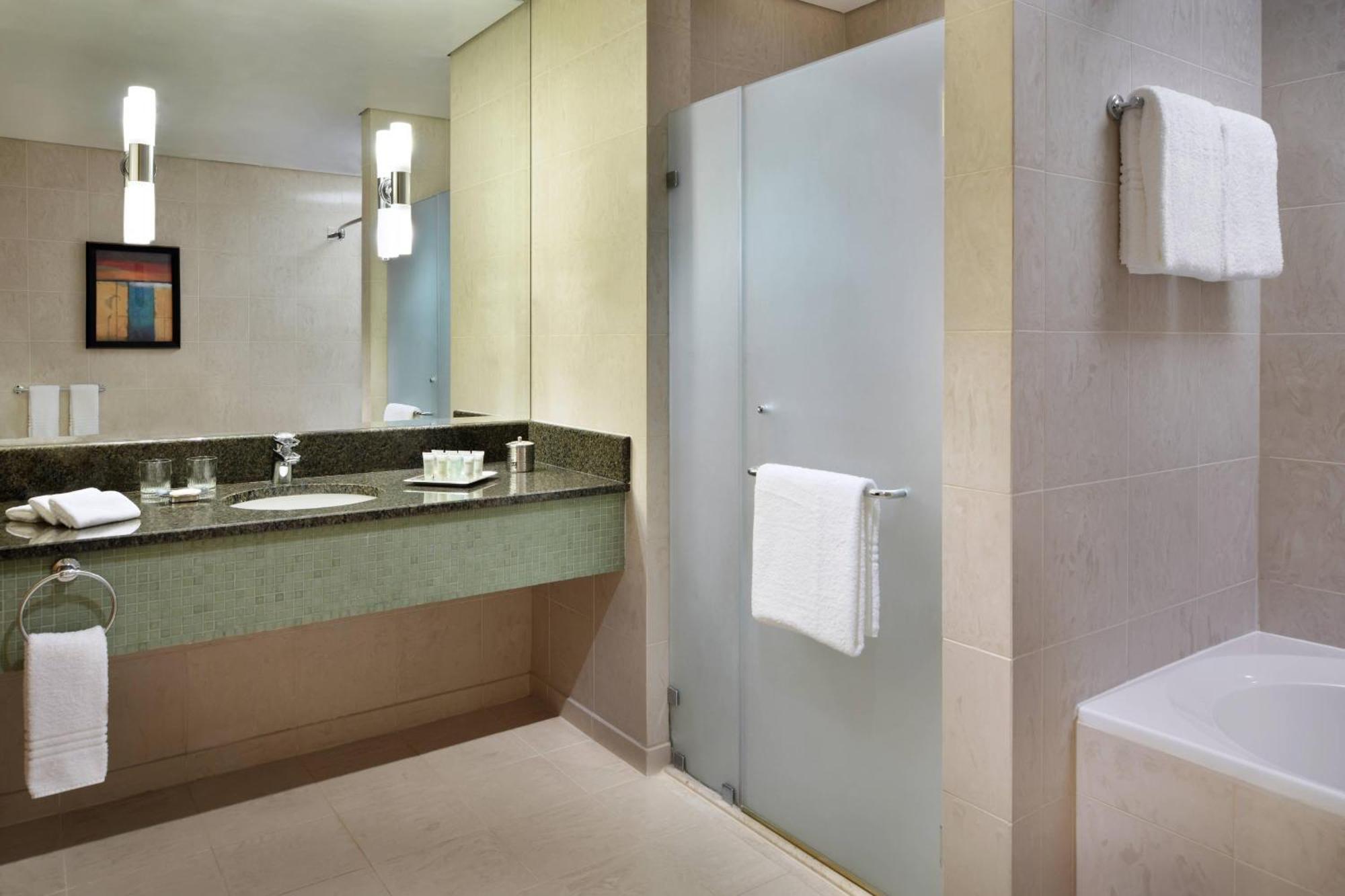 Courtyard By Marriott Kuwait City Esterno foto