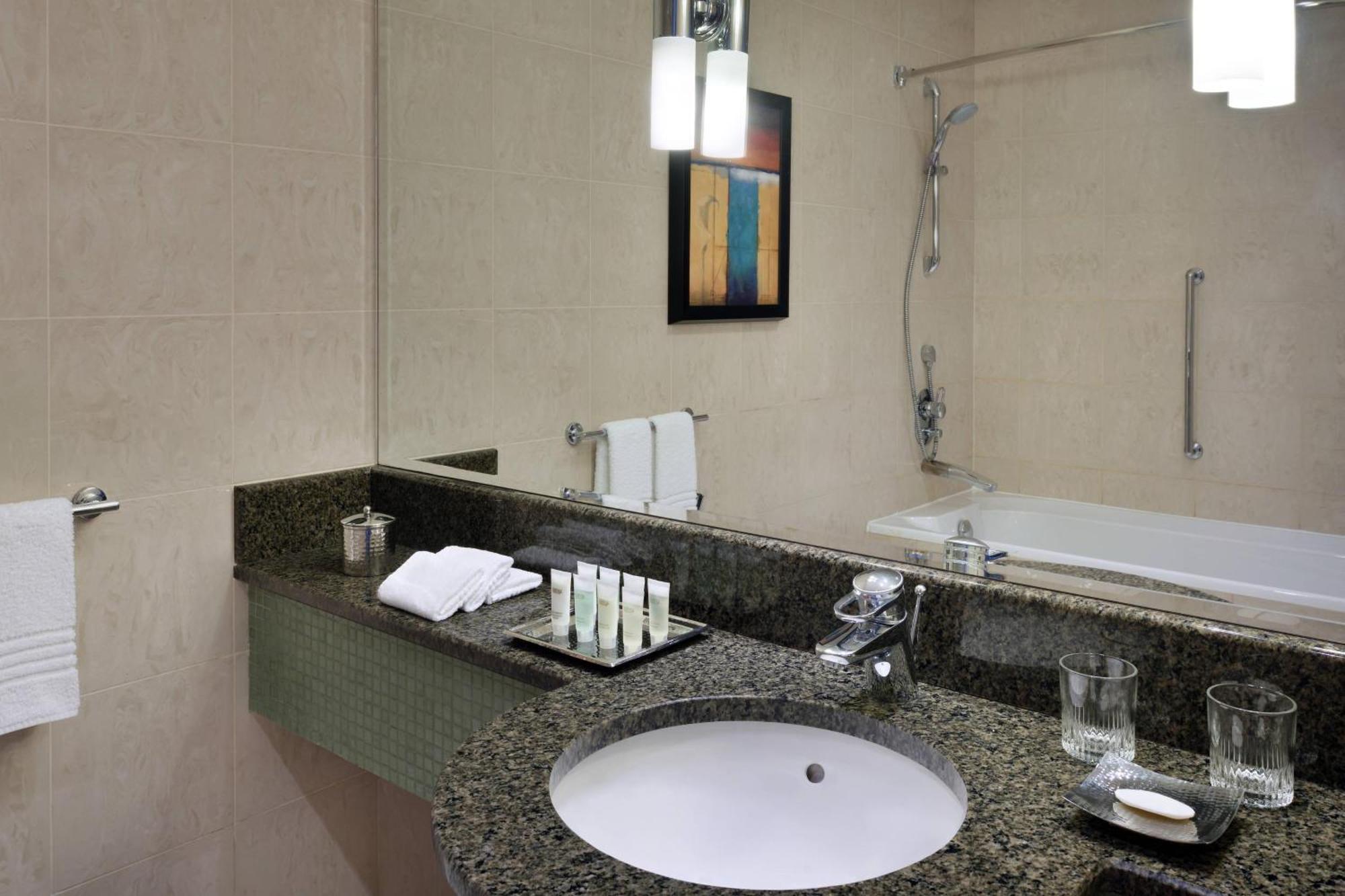Courtyard By Marriott Kuwait City Esterno foto