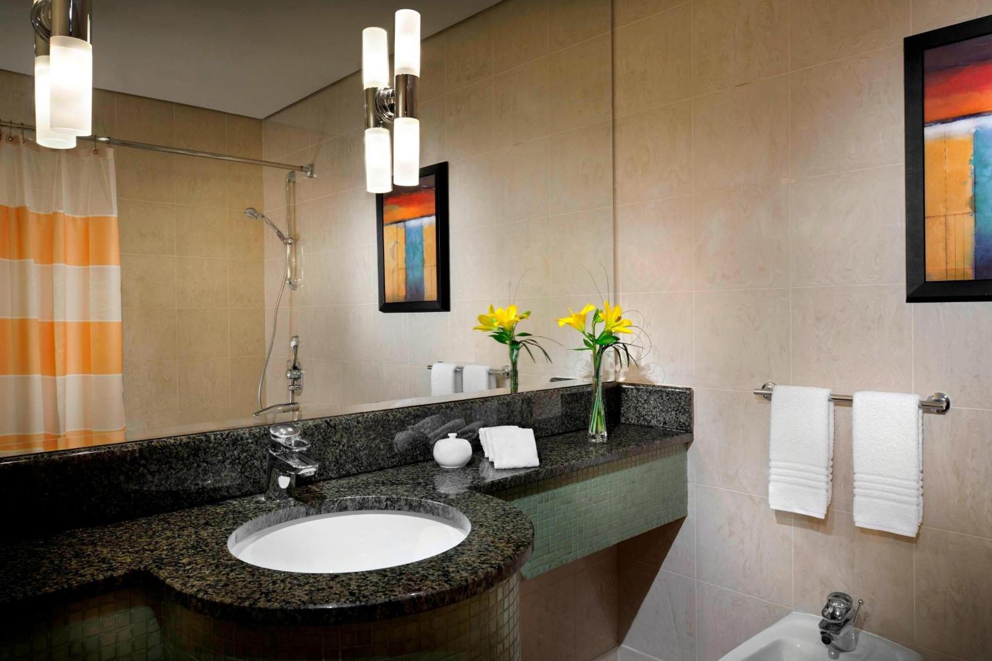 Courtyard By Marriott Kuwait City Esterno foto