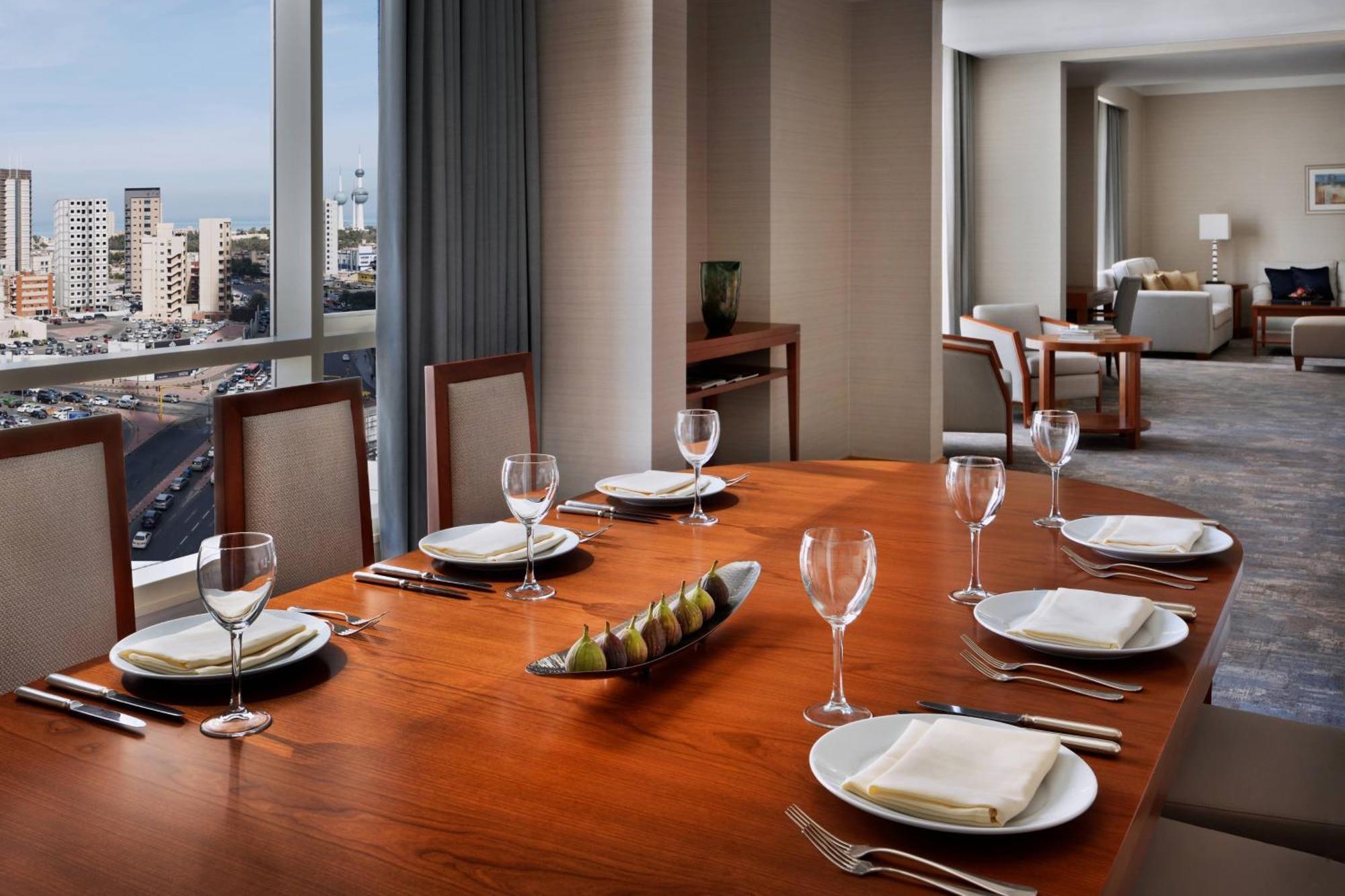 Courtyard By Marriott Kuwait City Esterno foto