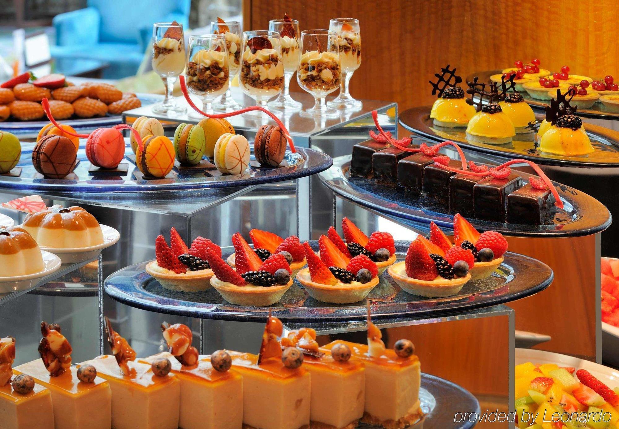 Courtyard By Marriott Kuwait City Esterno foto