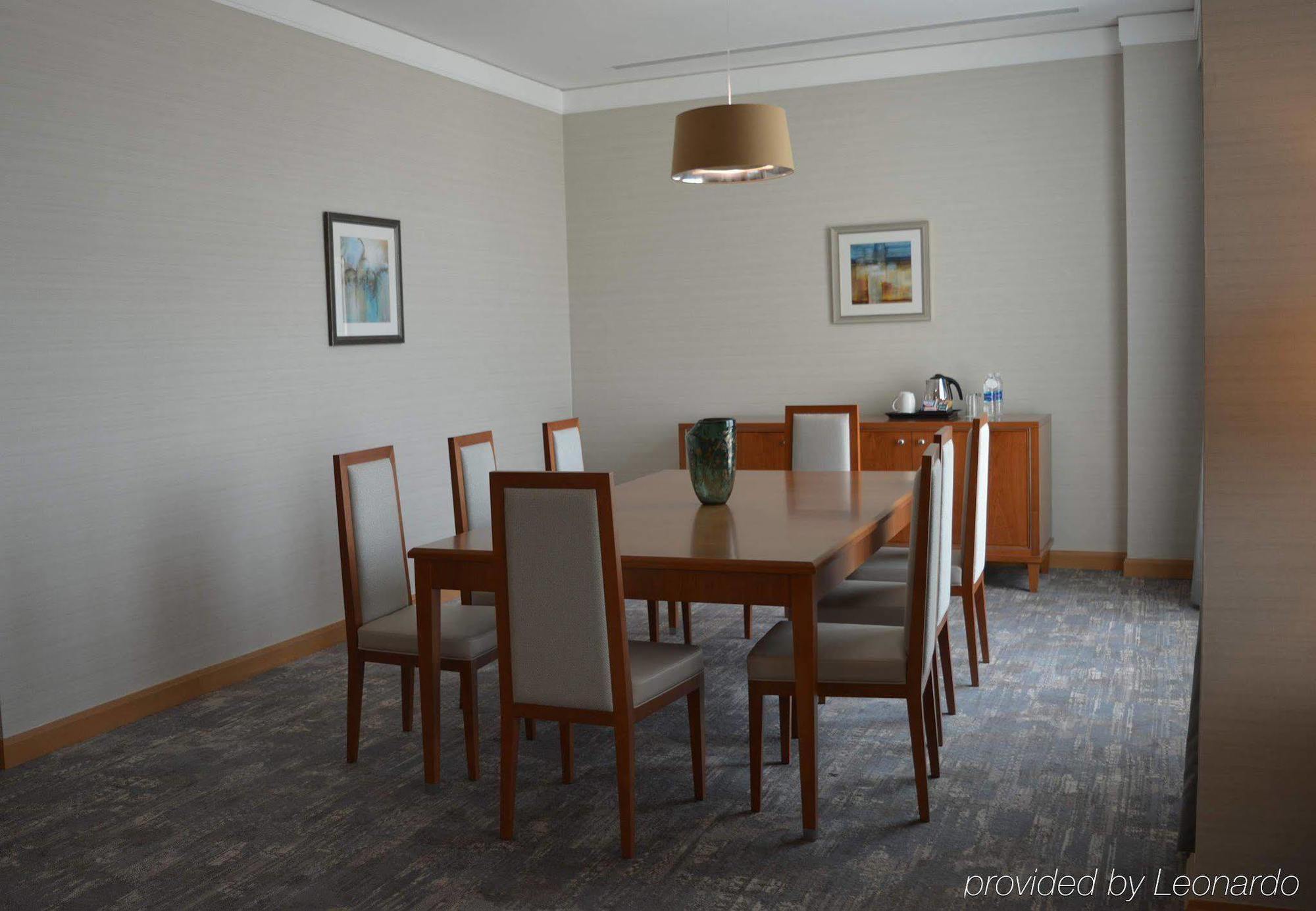 Courtyard By Marriott Kuwait City Esterno foto