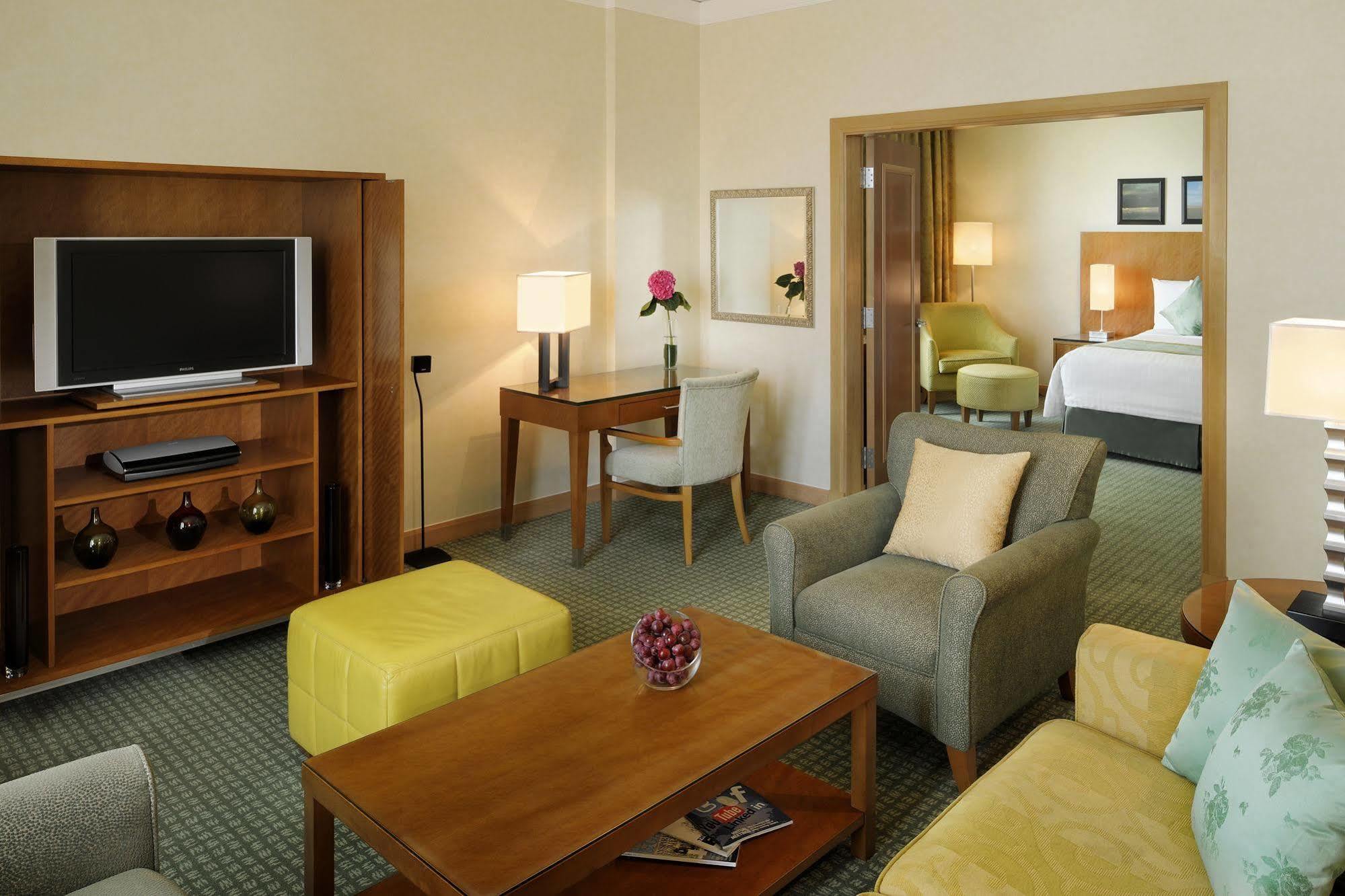 Courtyard By Marriott Kuwait City Esterno foto