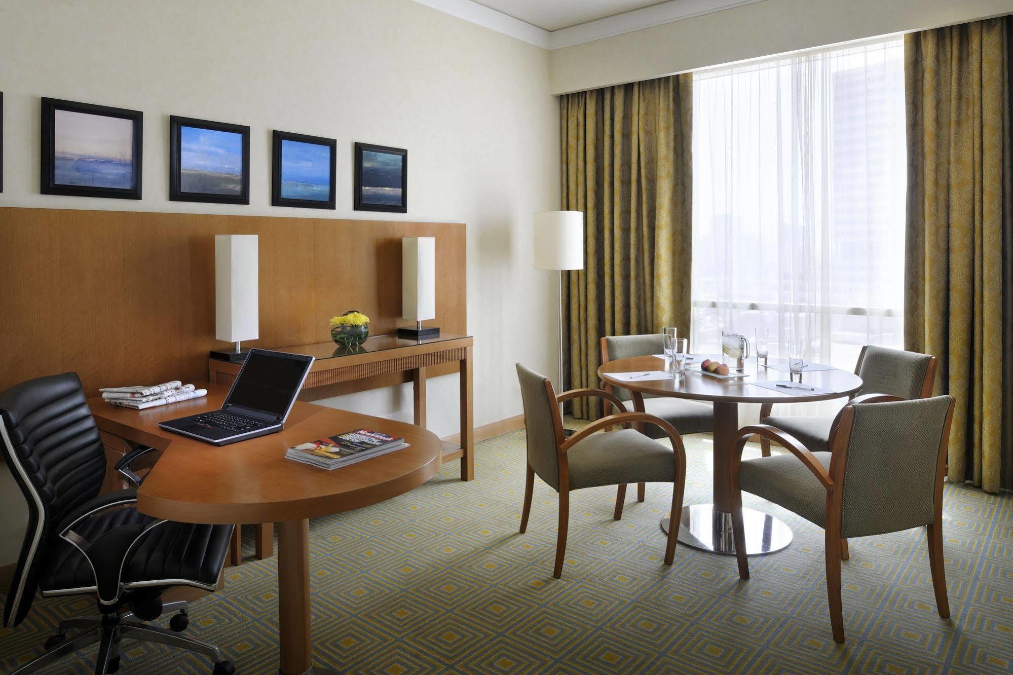 Courtyard By Marriott Kuwait City Esterno foto