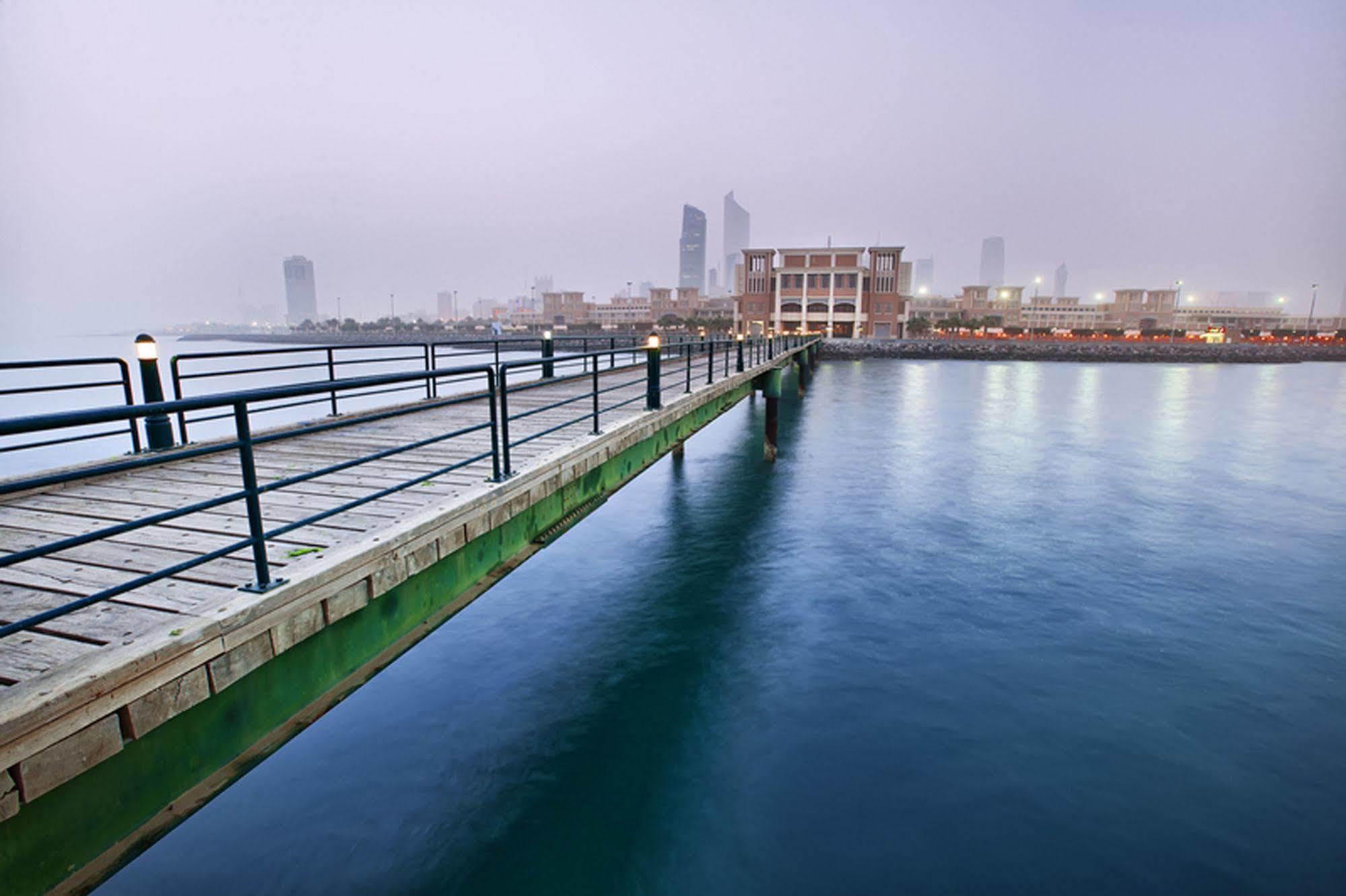 Courtyard By Marriott Kuwait City Esterno foto